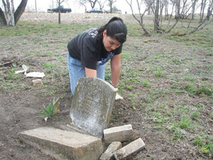 Lehman NHS member Jacqueline Robles provides hadn-trimming care to a Coronado Cemetery gravesite in her group's "RIP Guardian Program" workday in March, 2007
